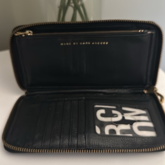 Marc Jacobs black leather zip around wallet - Picture 2 of 3